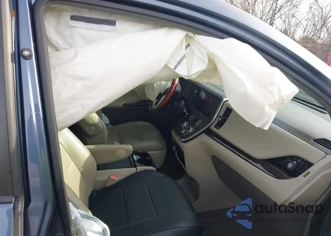 2015 Toyota Sienna Xle 7 Passenger z USA, uszkodzony, nr VIN 5TDDK3DC2FS118896